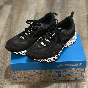 Brooks Revel 5 - Black / White / Silver women's size 9
Black and snow leopard